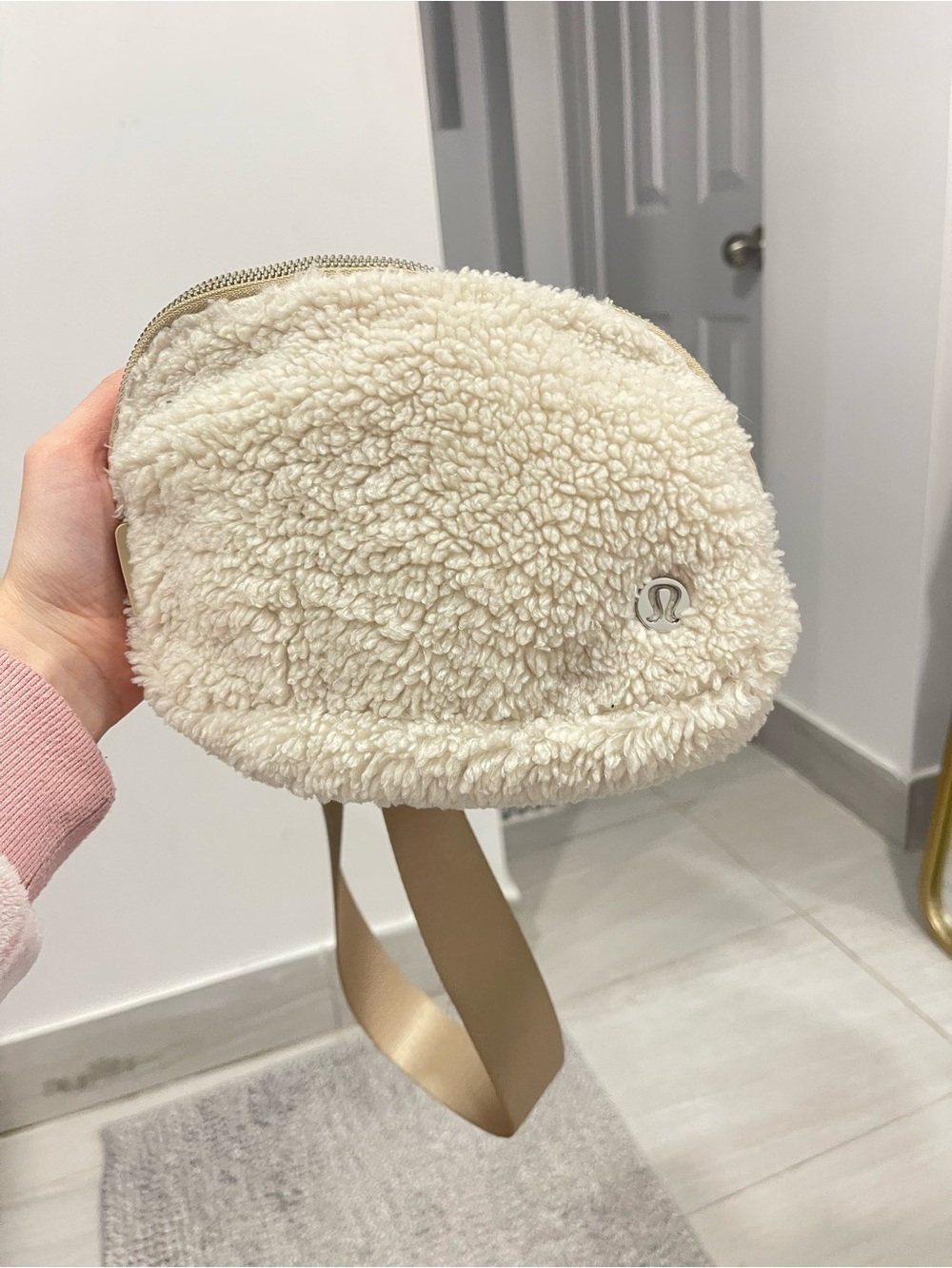 Lululemon everywhere belt bag fleece Sherpa size 1L beige ivory tone - Picture 9 of 9